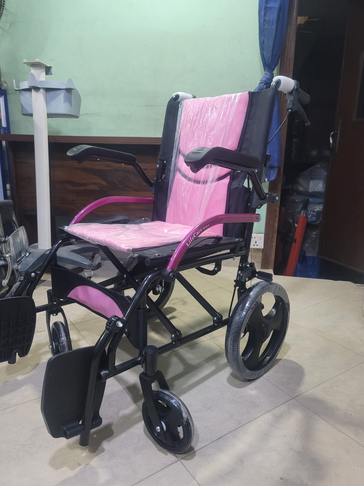 Wheelchair KY-862-L-12 – Lightweight & Durable Mobility Solution