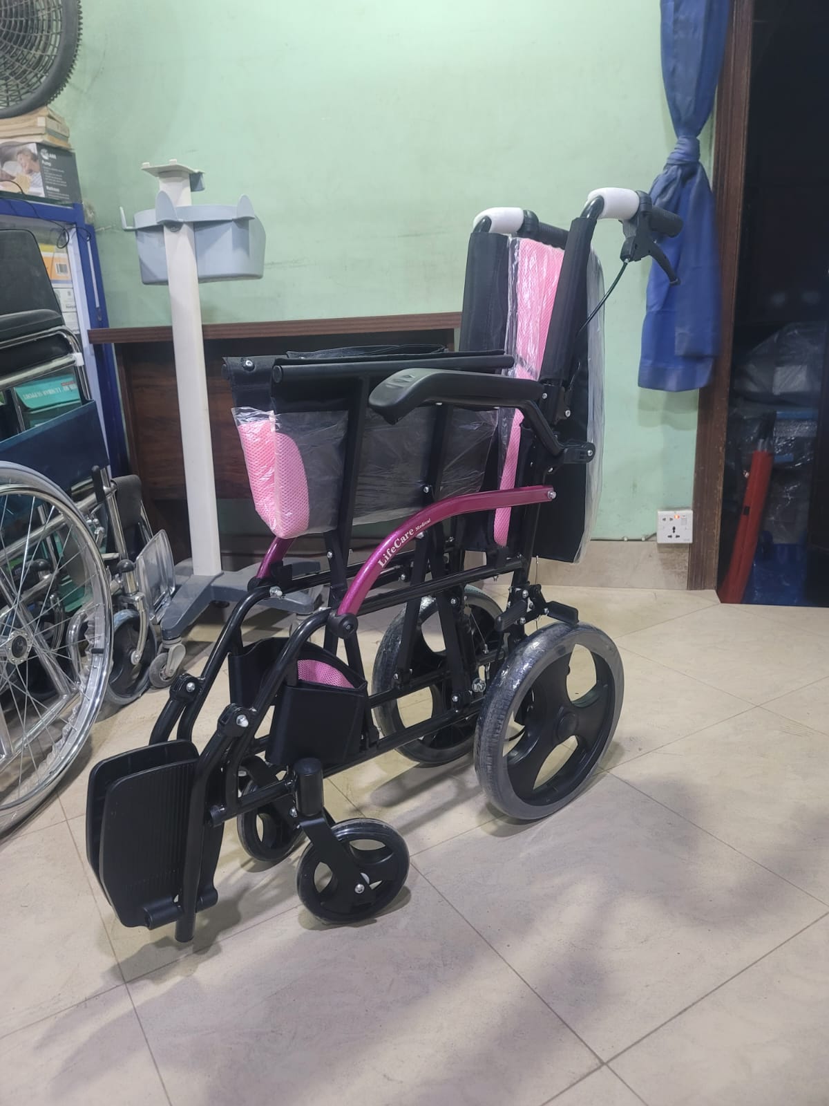 Wheelchair KY-862-L-12 – Lightweight & Durable Mobility Solution