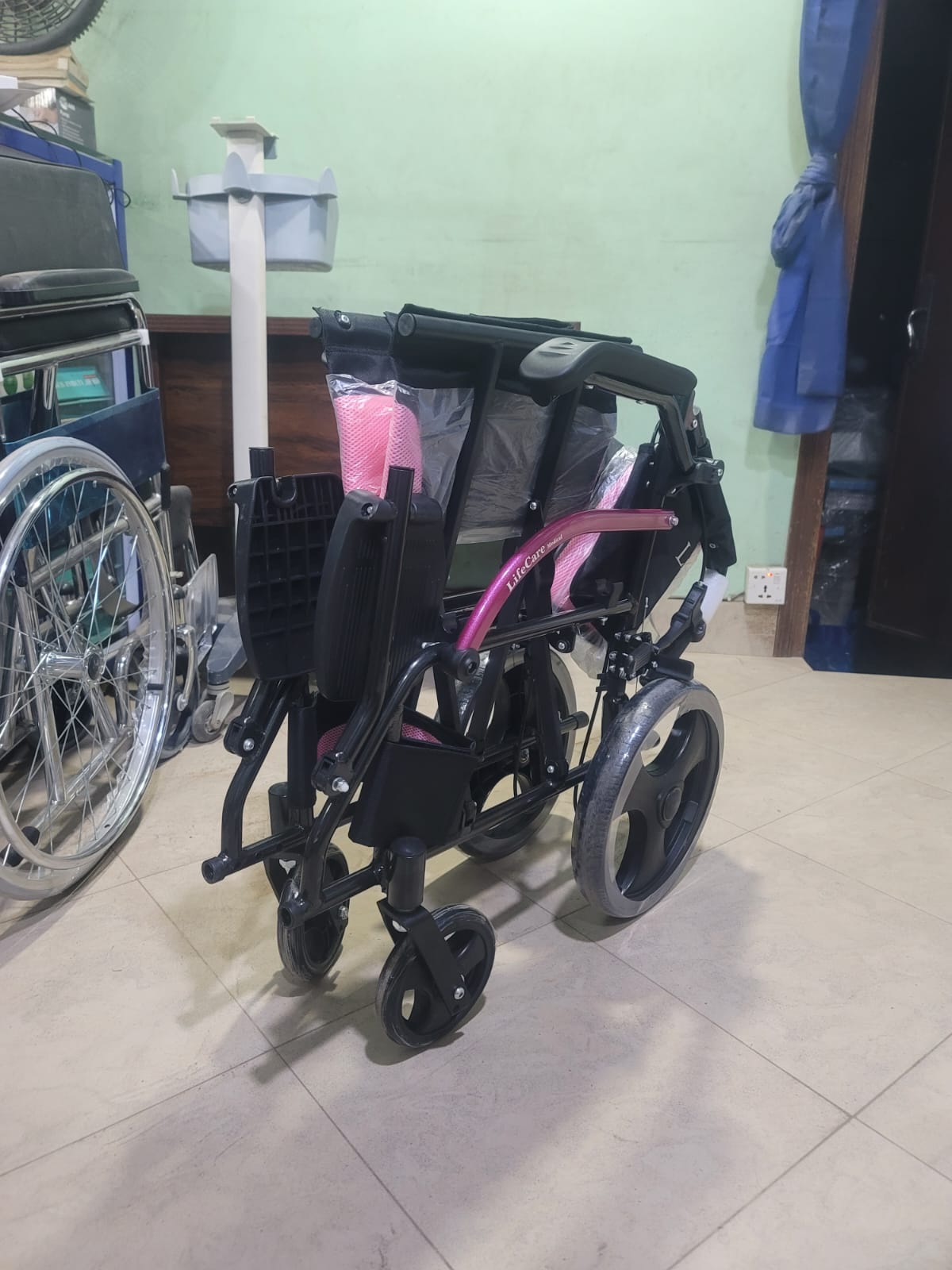 Wheelchair KY-862-L-12 – Lightweight & Durable Mobility Solution